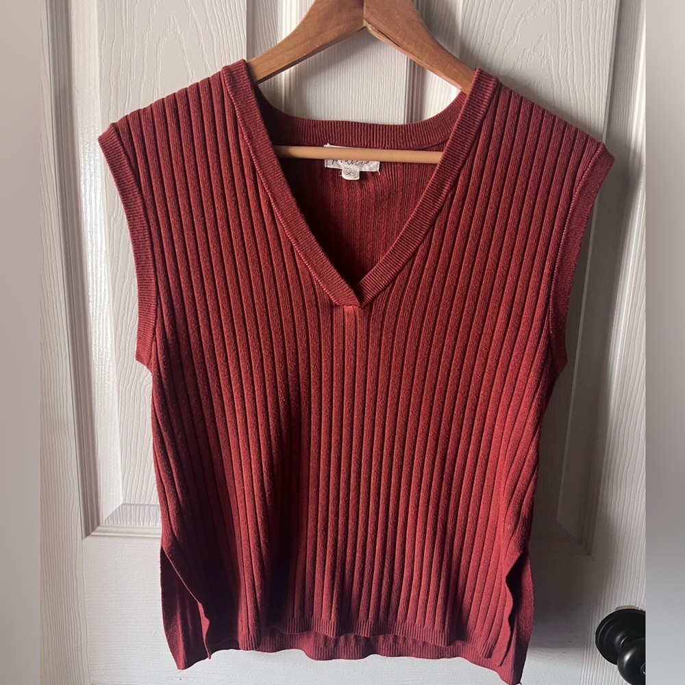 Marled Ribbed V-Neck Sleeveless Knit Vest in Rust